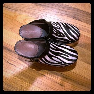 Hanna Anderson zebra clogs